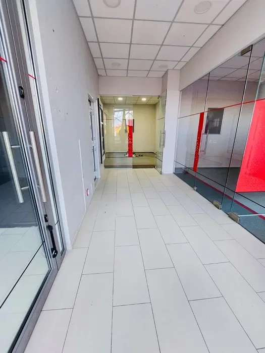 Spațiu ultracentral, pe colț stradă pietonală, lângă Primărie