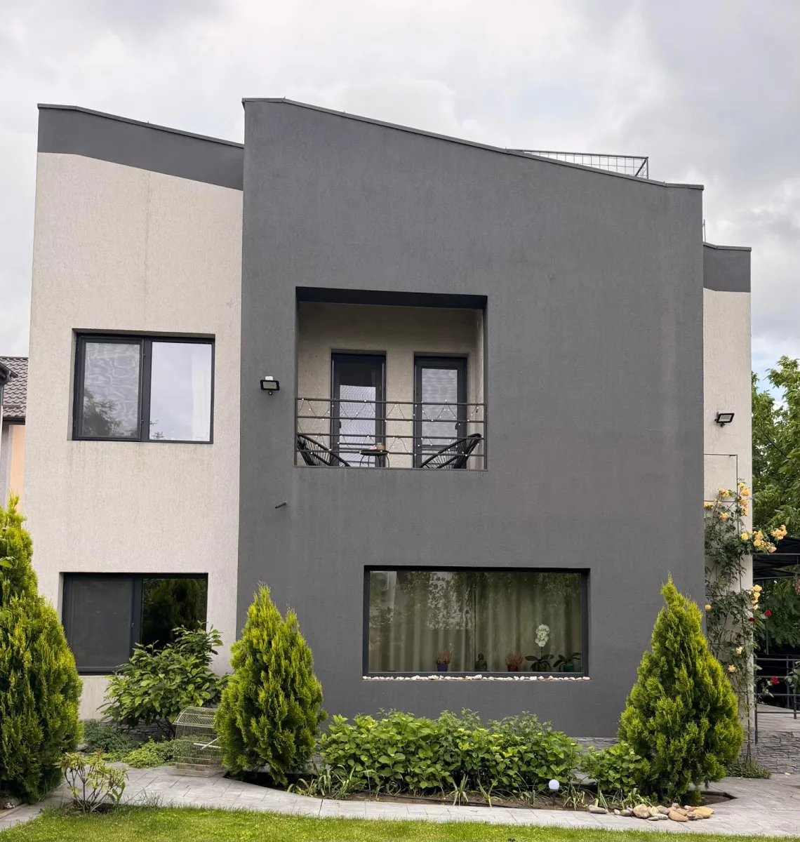 Casă finalizată 2025 Bârnova P + 1 E + pod + 6 m² beci ,425 m² grădină -1000 € / lună + 1 lună garanție